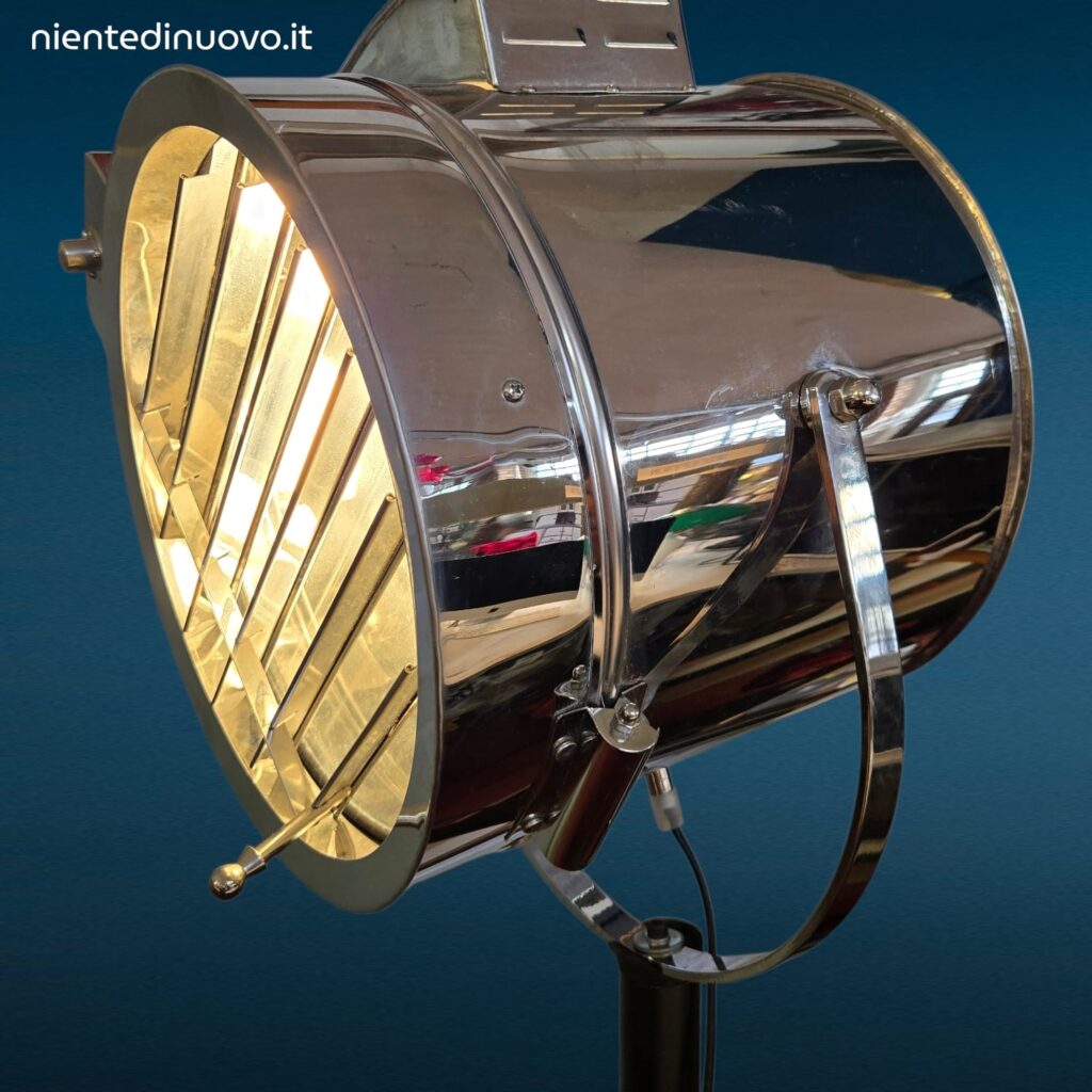 Faro in acciaio inox con treppiede regolabile in stile industriale vintage