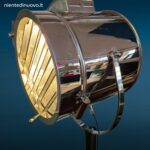 Faro in acciaio inox con treppiede regolabile in stile industriale vintage