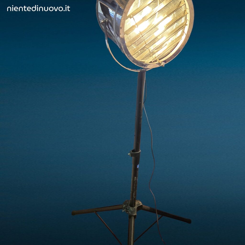 Faro in acciaio inox con treppiede regolabile in stile industriale vintage