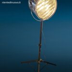 Faro in acciaio inox con treppiede regolabile in stile industriale vintage