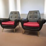 Coppia di poltrone vintage Gigi Radice in skai nero e rosso con gambe in ottone