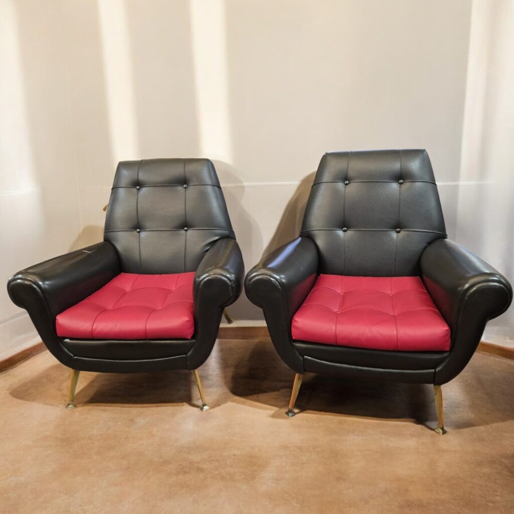 Coppia di poltrone vintage Gigi Radice in skai nero e rosso con gambe in ottone