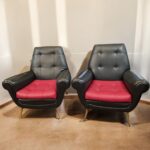 Coppia di poltrone vintage Gigi Radice in skai nero e rosso con gambe in ottone