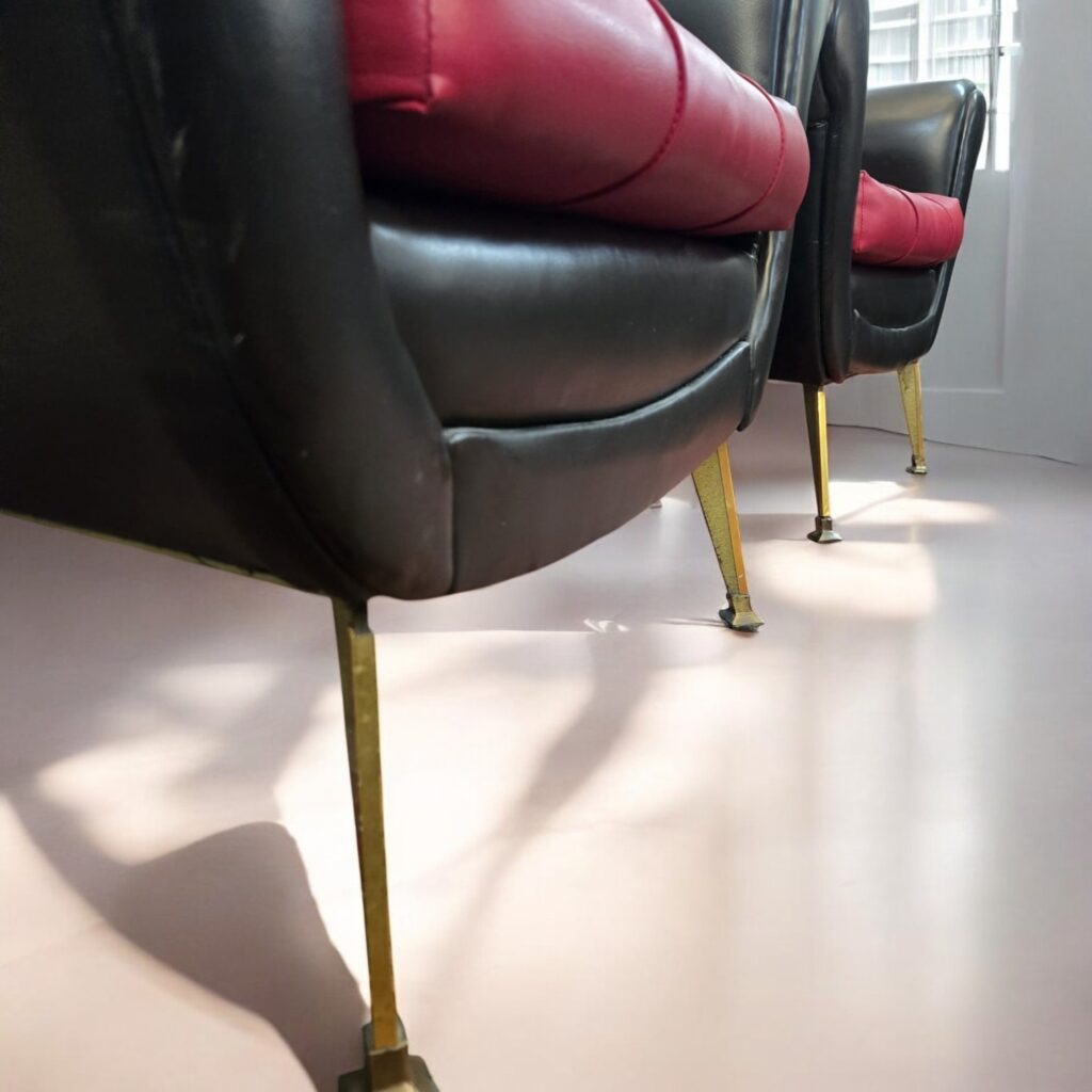 Coppia di poltrone vintage Gigi Radice in skai nero e rosso con gambe in ottone