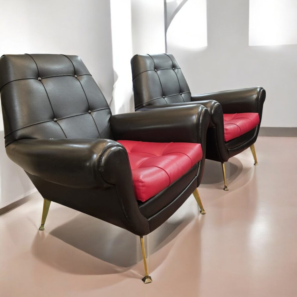 Coppia di poltrone vintage Gigi Radice in skai nero e rosso con gambe in ottone
