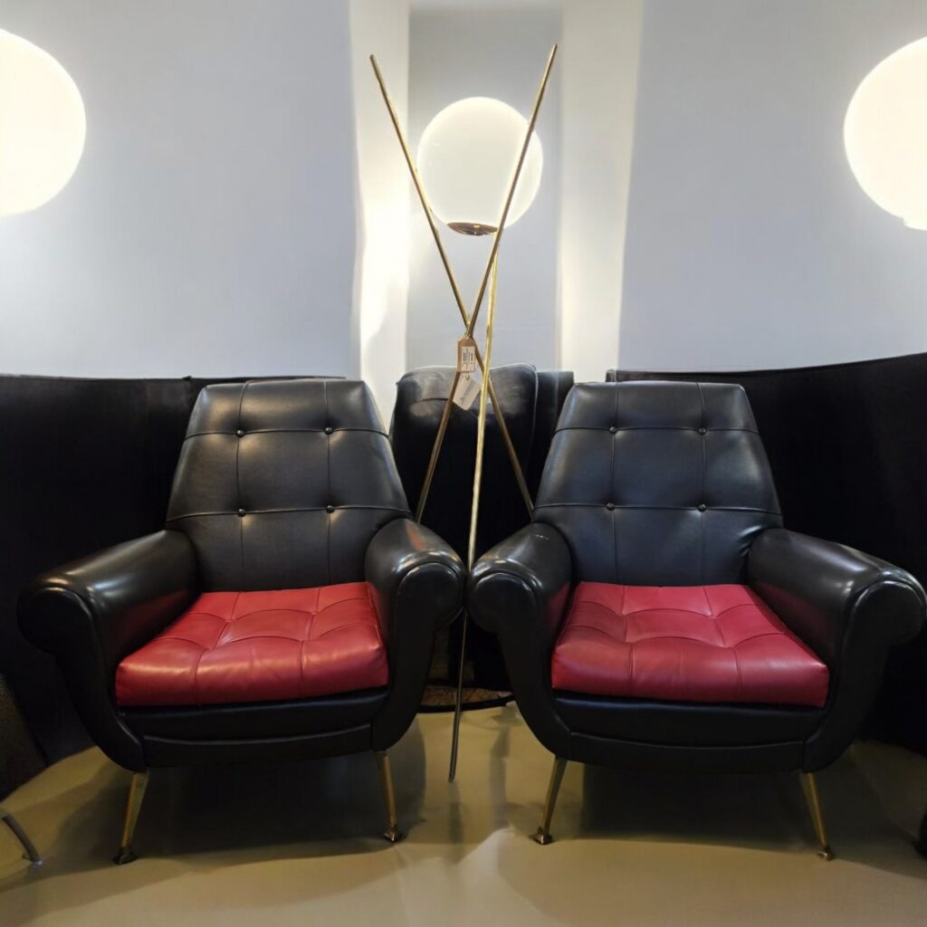 Coppia di poltrone vintage Gigi Radice in skai nero e rosso con gambe in ottone