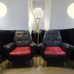 Coppia di poltrone vintage Gigi Radice in skai nero e rosso con gambe in ottone