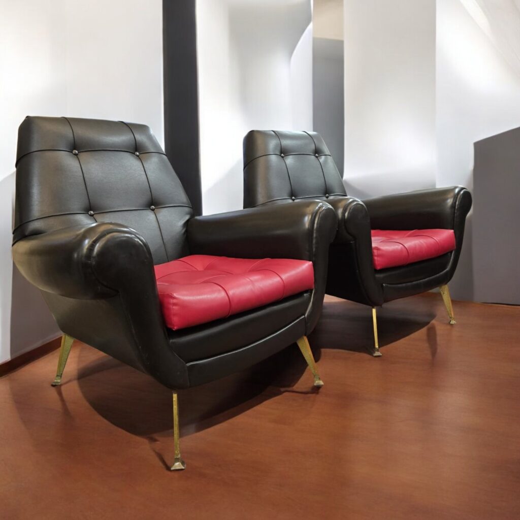 Coppia di poltrone vintage Gigi Radice in skai nero e rosso con gambe in ottone