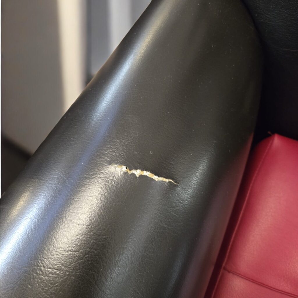 Coppia di poltrone vintage Gigi Radice in skai nero e rosso con gambe in ottone