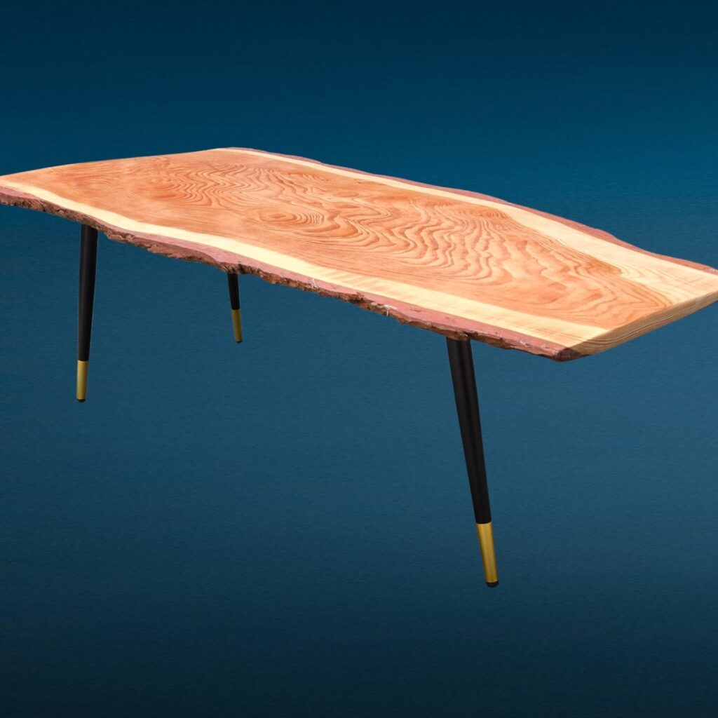 Tavolino da salotto in Cedro del Libano con gambe anni Sessanta, finitura a cera e bellissima venatura naturale.