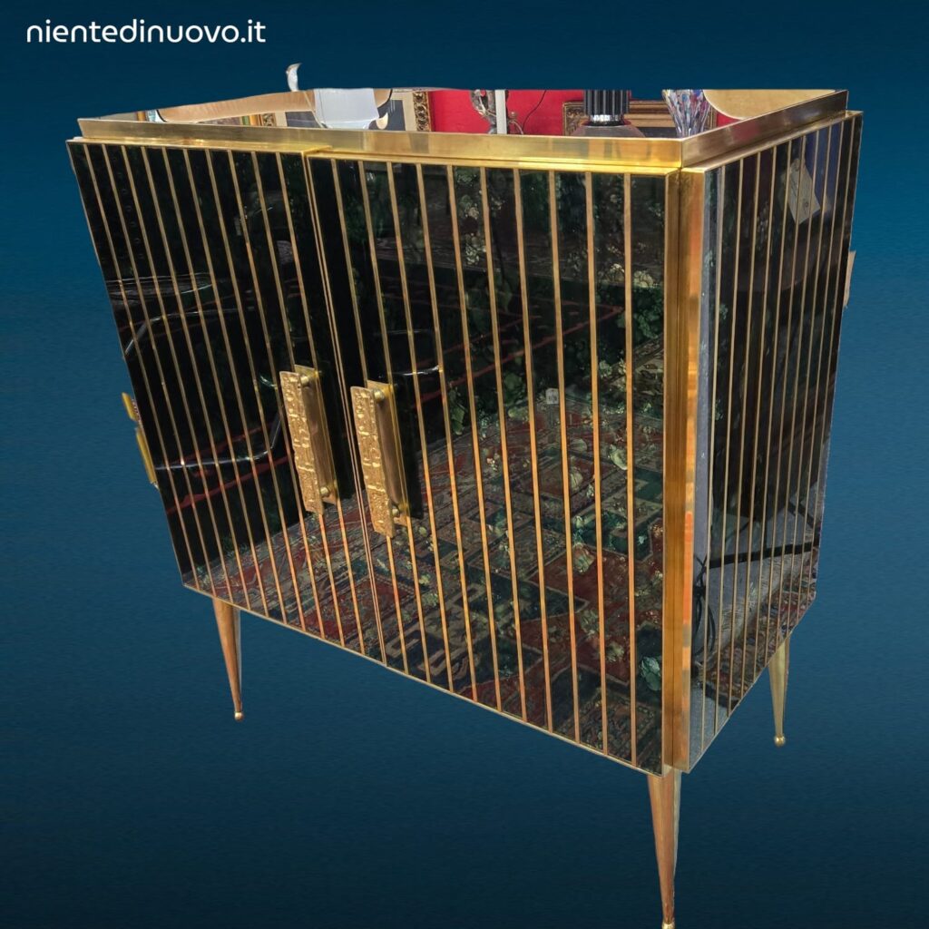 41516.jpg Mobile bar vintage a due ante in vetro di Murano con finiture in ottone e maniglie in bronzo
