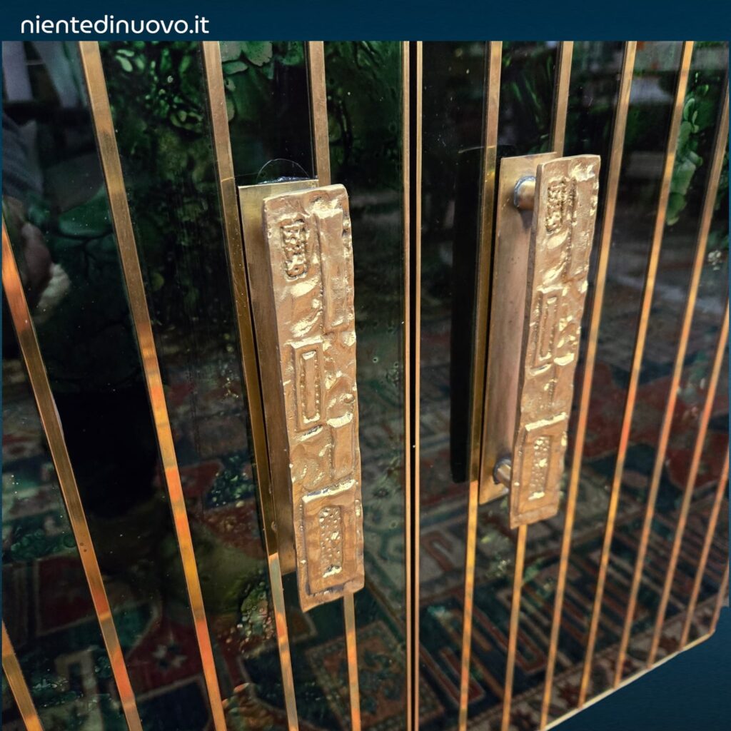 Mobile bar vintage a due ante in vetro di Murano con finiture in ottone e maniglie in bronzo