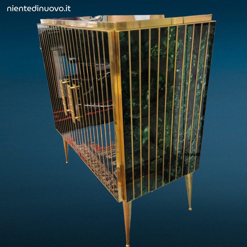 Mobile bar vintage a due ante in vetro di Murano con finiture in ottone e maniglie in bronzo