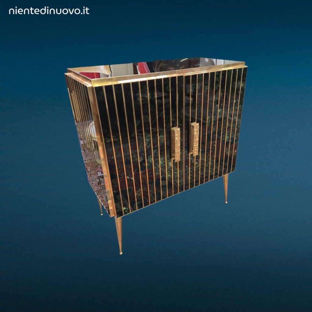 Mobile bar vintage a due ante in vetro di Murano con finiture in ottone e maniglie in bronzo