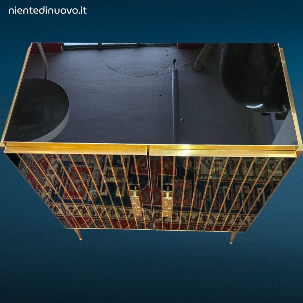Mobile bar vintage a due ante in vetro di Murano con finiture in ottone e maniglie in bronzo