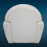 Poltrona in similpelle bianca con design iconico e segni del tempo