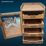 Mobiletto organizer in legno con anta in vetro e quattro cassetti estraibili