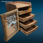 Mobiletto organizer in legno con anta in vetro e quattro cassetti estraibili