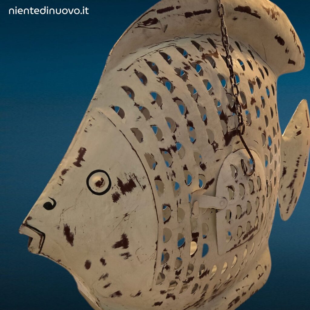 04325.jpg Portacandela a forma di pesce in metallo bianco antico traforato
