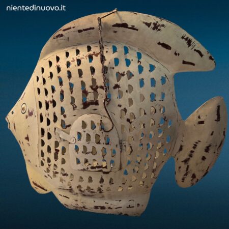 Portacandela a forma di pesce in metallo bianco antico traforato