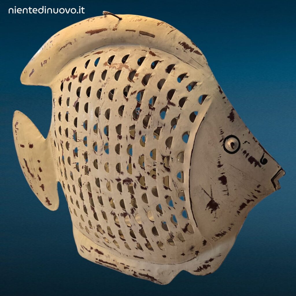 Portacandela a forma di pesce in metallo bianco antico traforato