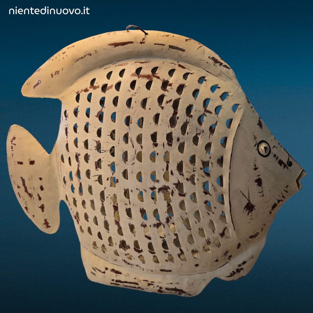 Portacandela a forma di pesce in metallo bianco antico traforato