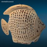 04325_3.jpg Portacandela a forma di pesce in metallo bianco antico traforato