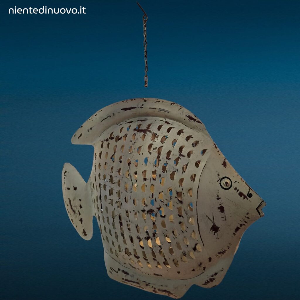 Portacandela a forma di pesce in metallo bianco antico traforato