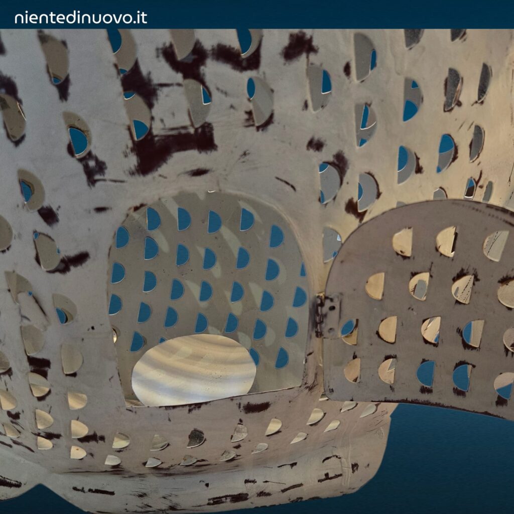 Portacandela a forma di pesce in metallo bianco antico traforato