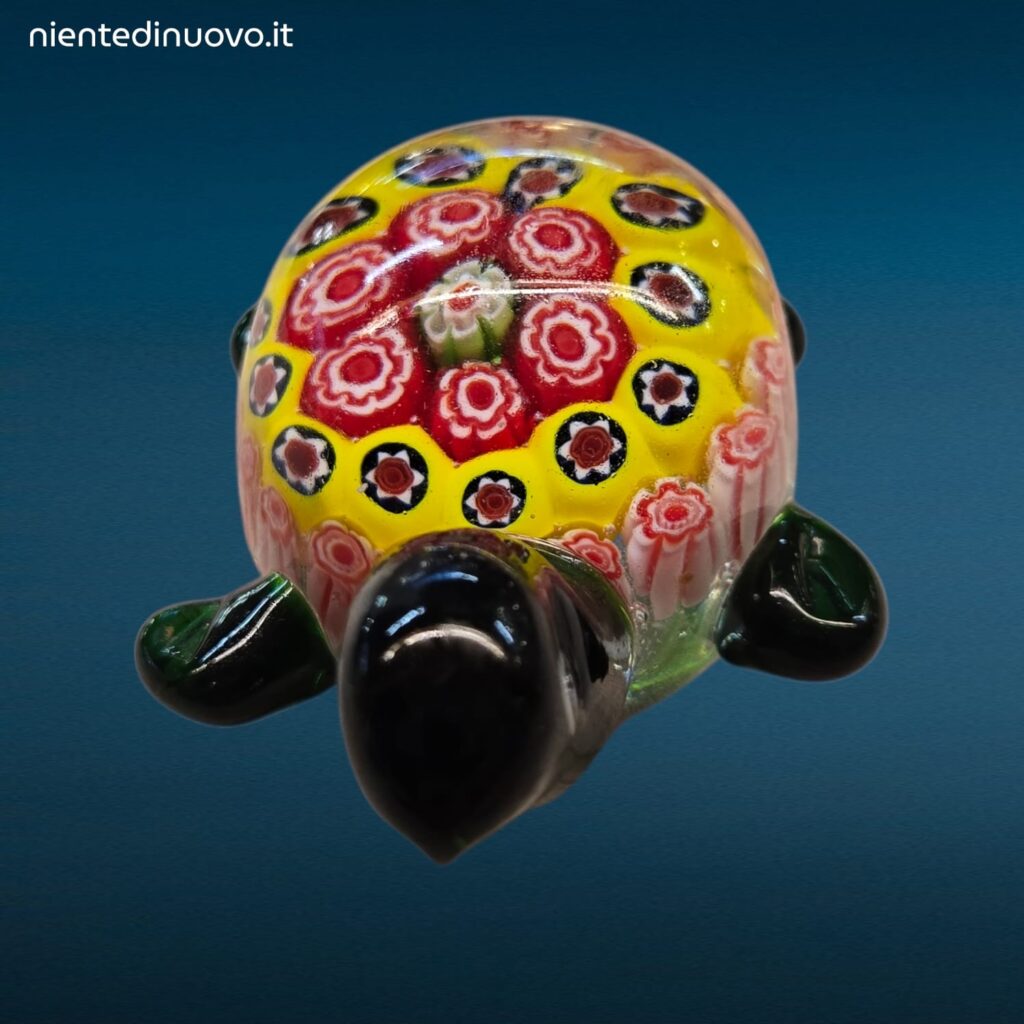 Tartaruga marina in vetro soffiato colorato con murrine decorative