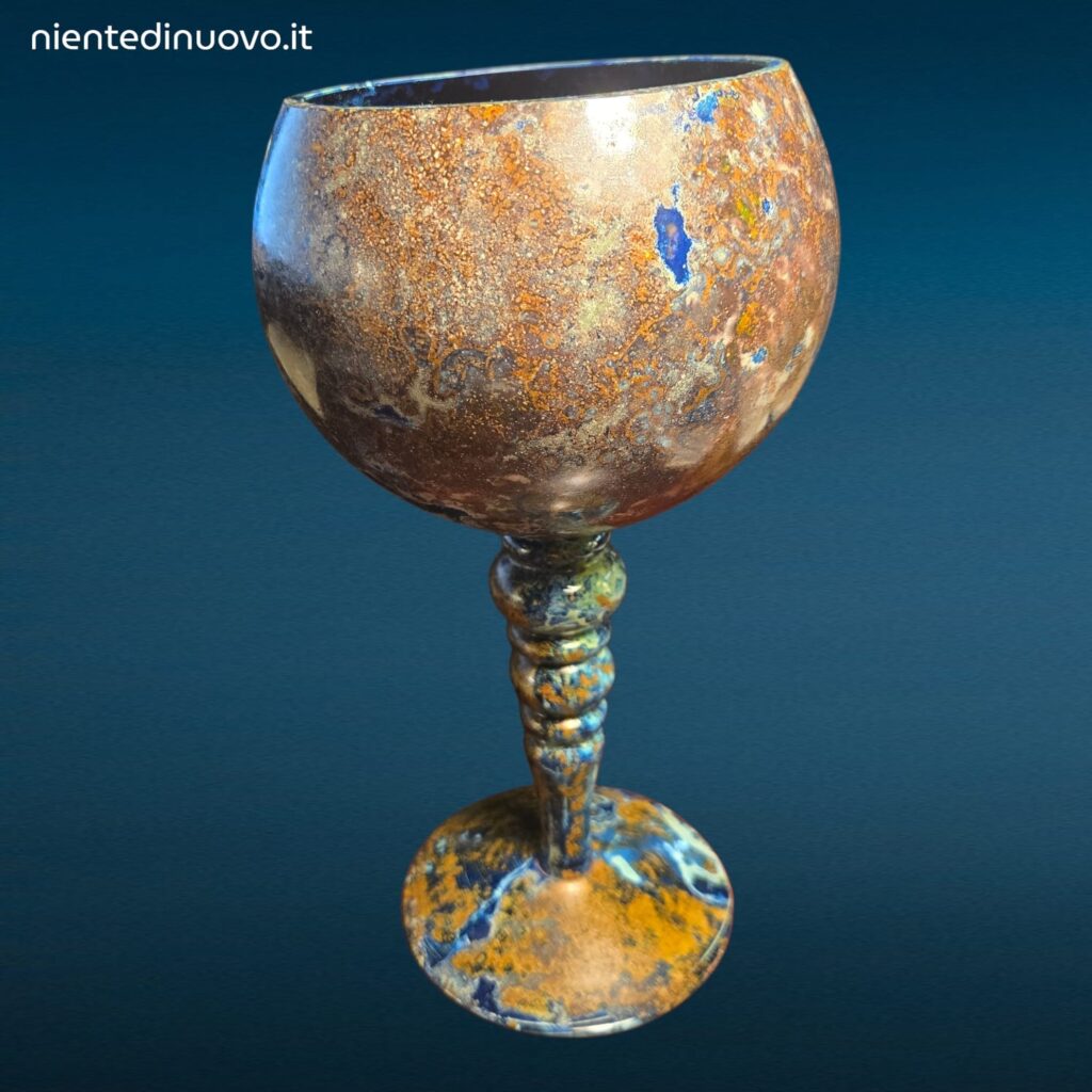 Coppa decorativa in vetro soffiato e variegato blu e oro con forma leggermente asimmetrica