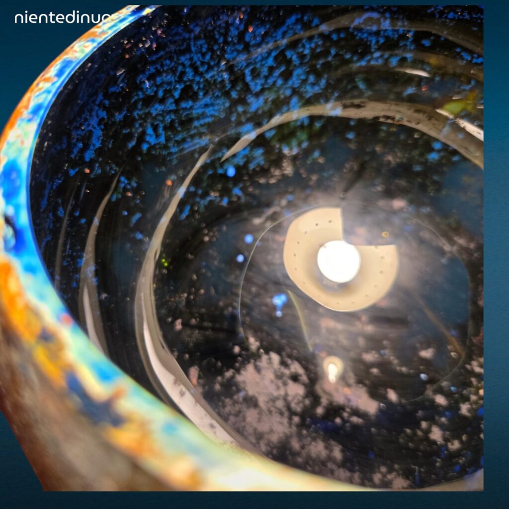 Coppa decorativa in vetro soffiato e variegato blu e oro con forma leggermente asimmetrica