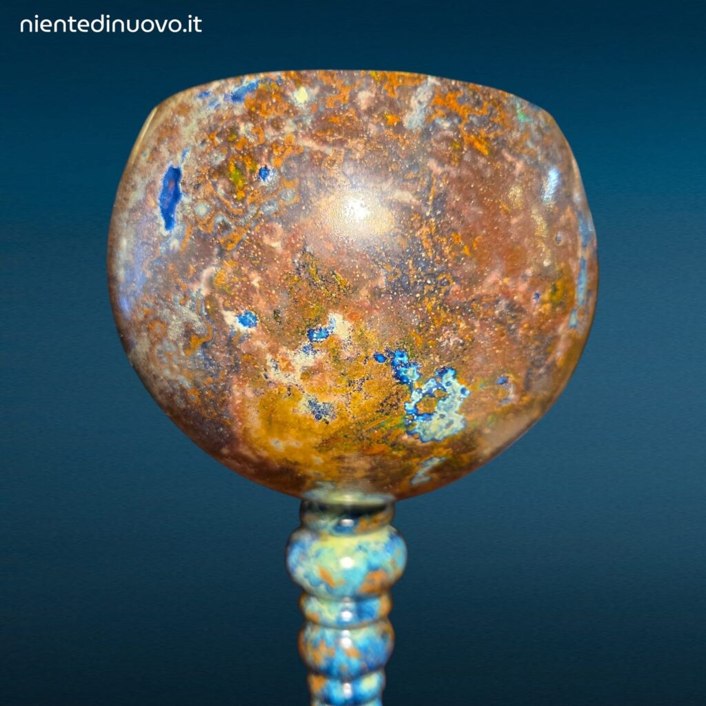 Coppa decorativa in vetro soffiato e variegato blu e oro con forma leggermente asimmetrica