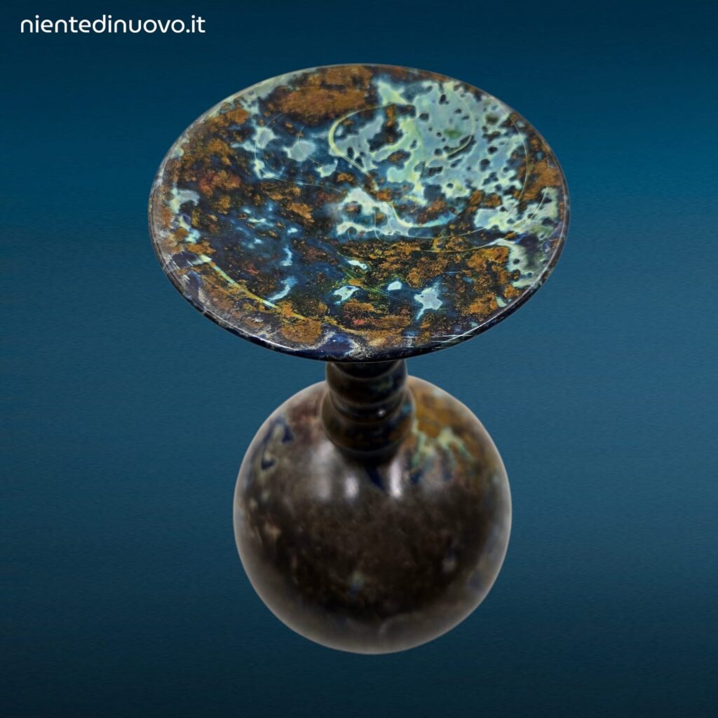 Coppa decorativa in vetro soffiato e variegato blu e oro con forma leggermente asimmetrica