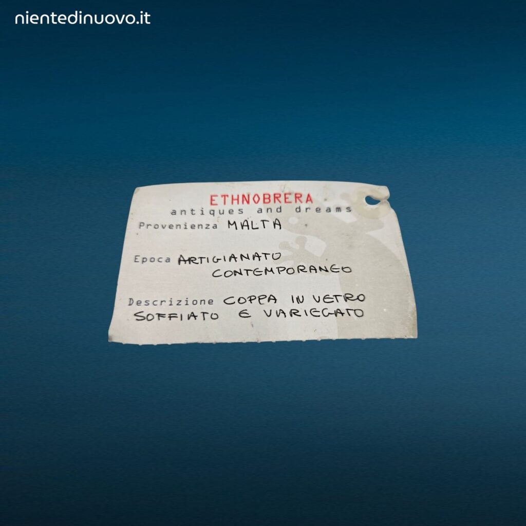 Coppa decorativa in vetro soffiato e variegato blu e oro con forma leggermente asimmetrica