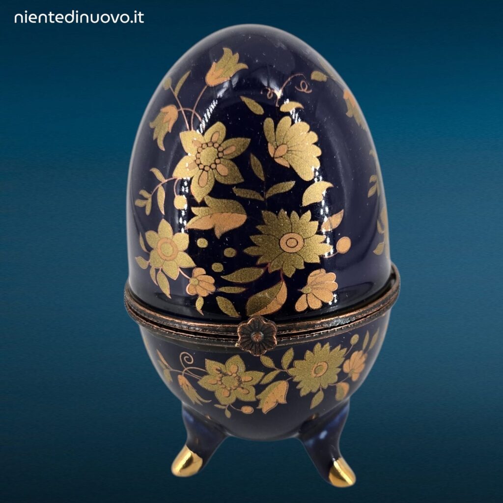 Assortimento di piccoli ovetti in porcellana decorati in stile Fabergè