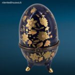 Assortimento di piccoli ovetti in porcellana decorati in stile Fabergè