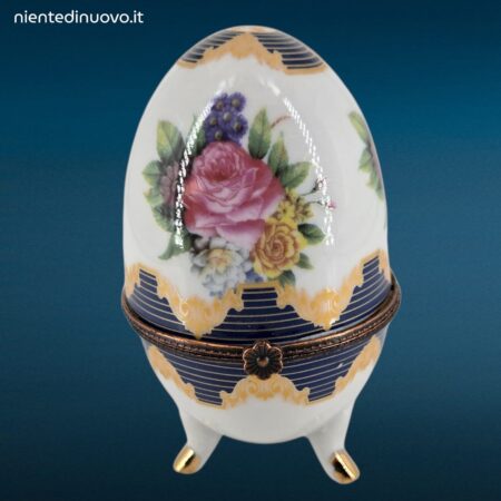 Assortimento di piccoli ovetti in porcellana decorati in stile Fabergè