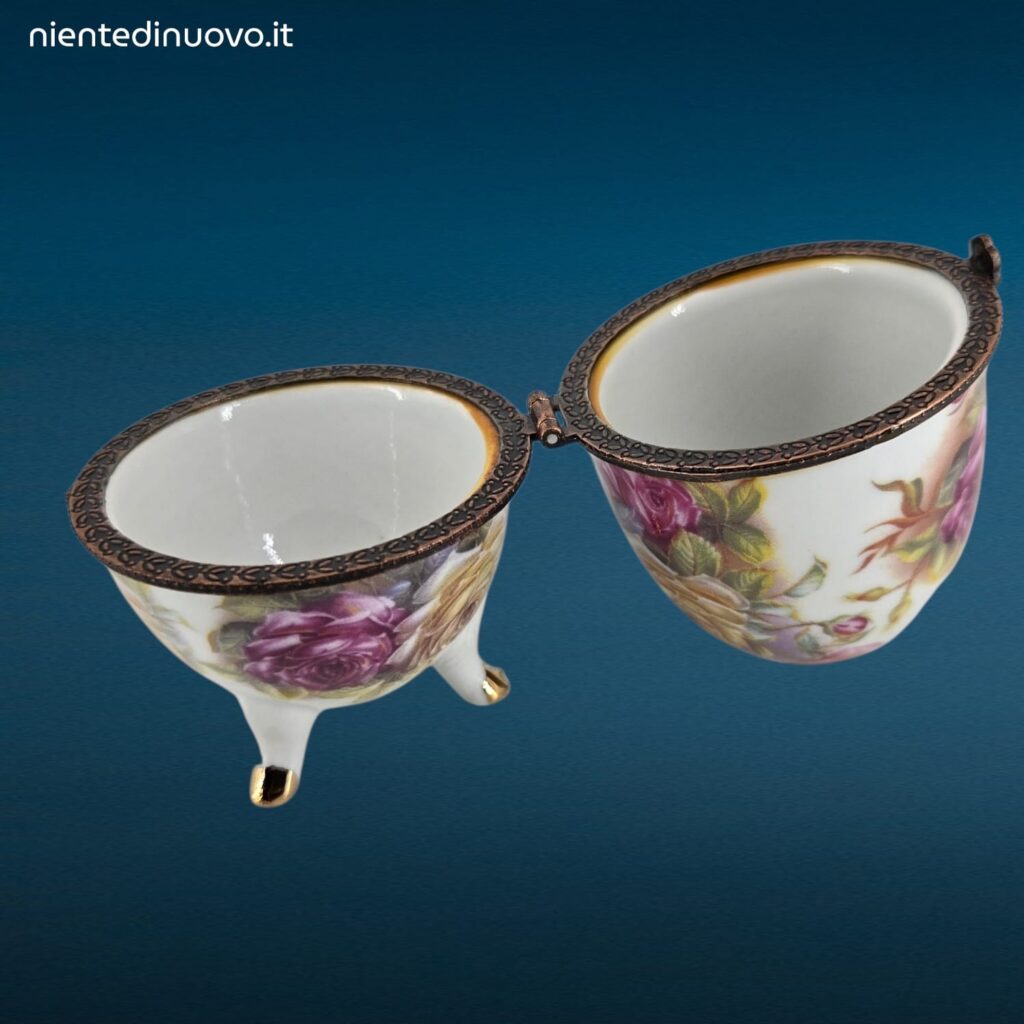 Assortimento di piccoli ovetti in porcellana decorati in stile Fabergè