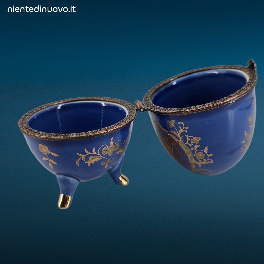 Assortimento di piccoli ovetti in porcellana decorati in stile Fabergè