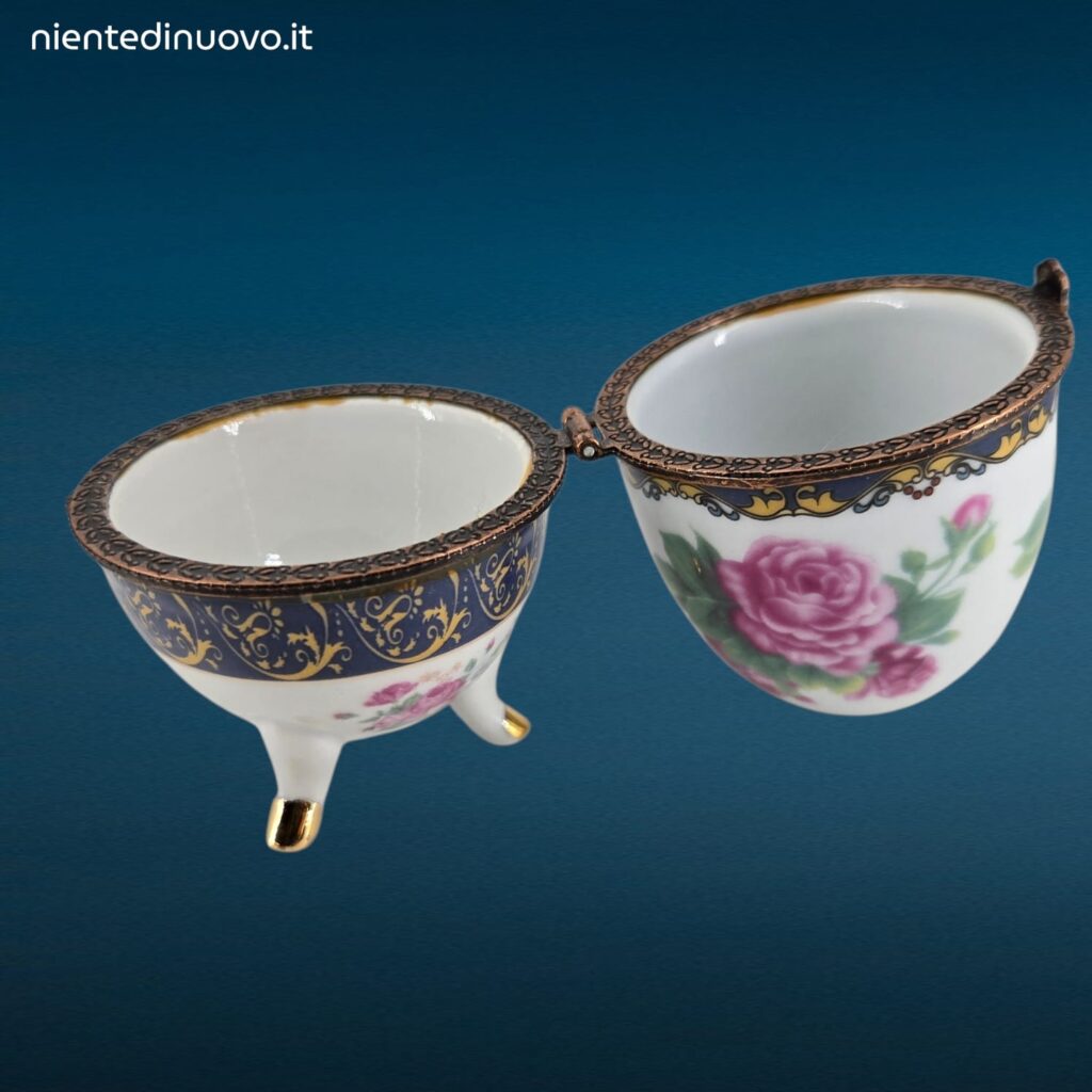 Assortimento di piccoli ovetti in porcellana decorati in stile Fabergè