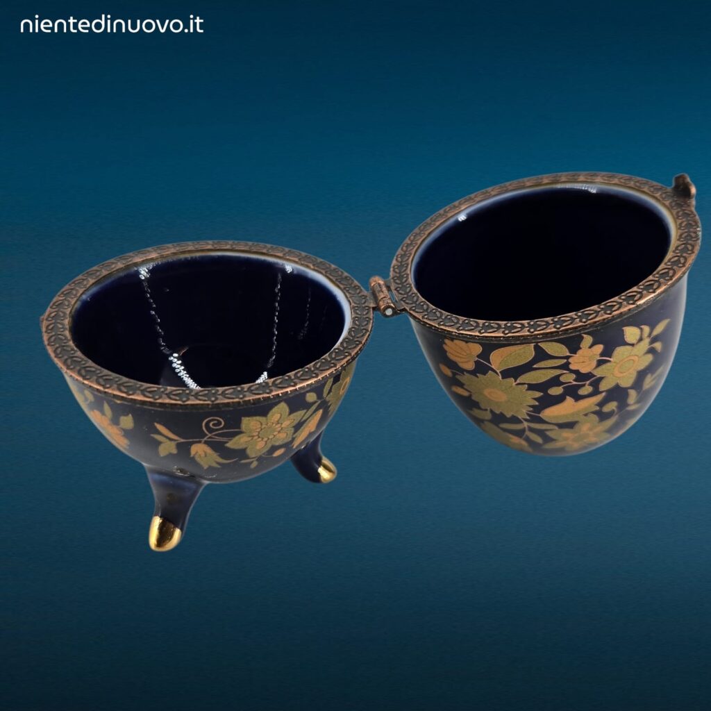 Assortimento di piccoli ovetti in porcellana decorati in stile Fabergè