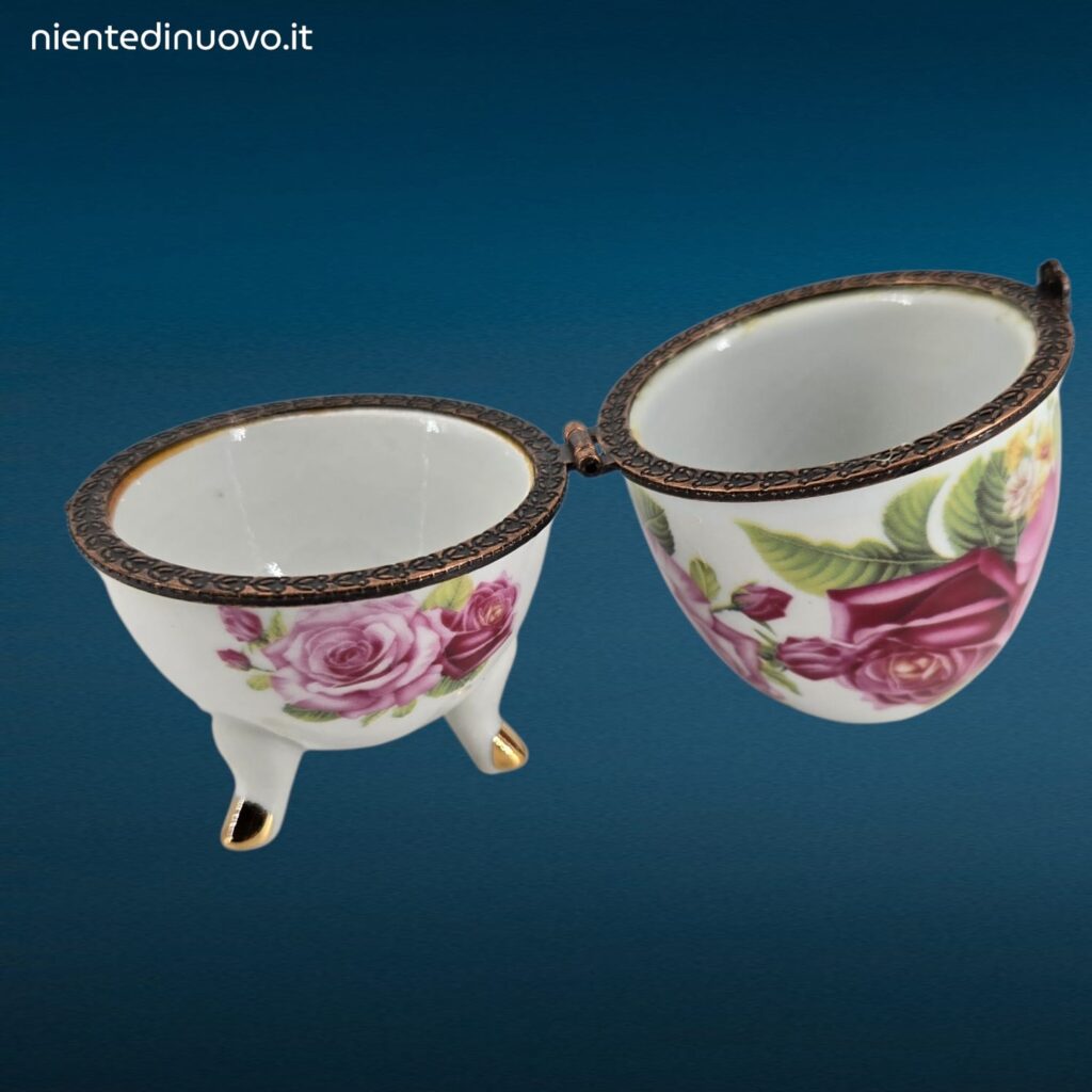 Assortimento di piccoli ovetti in porcellana decorati in stile Fabergè