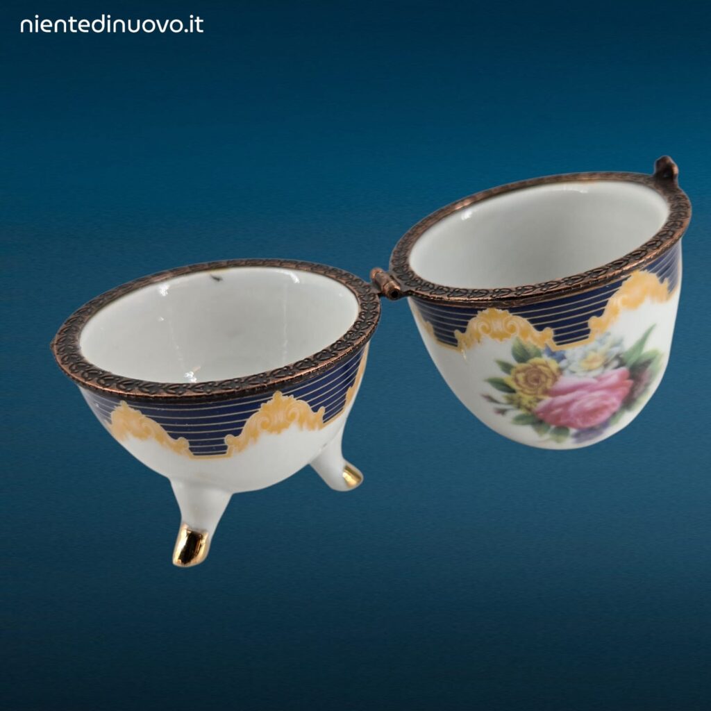 Assortimento di piccoli ovetti in porcellana decorati in stile Fabergè
