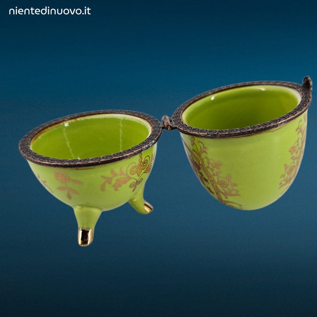 Assortimento di piccoli ovetti in porcellana decorati in stile Fabergè