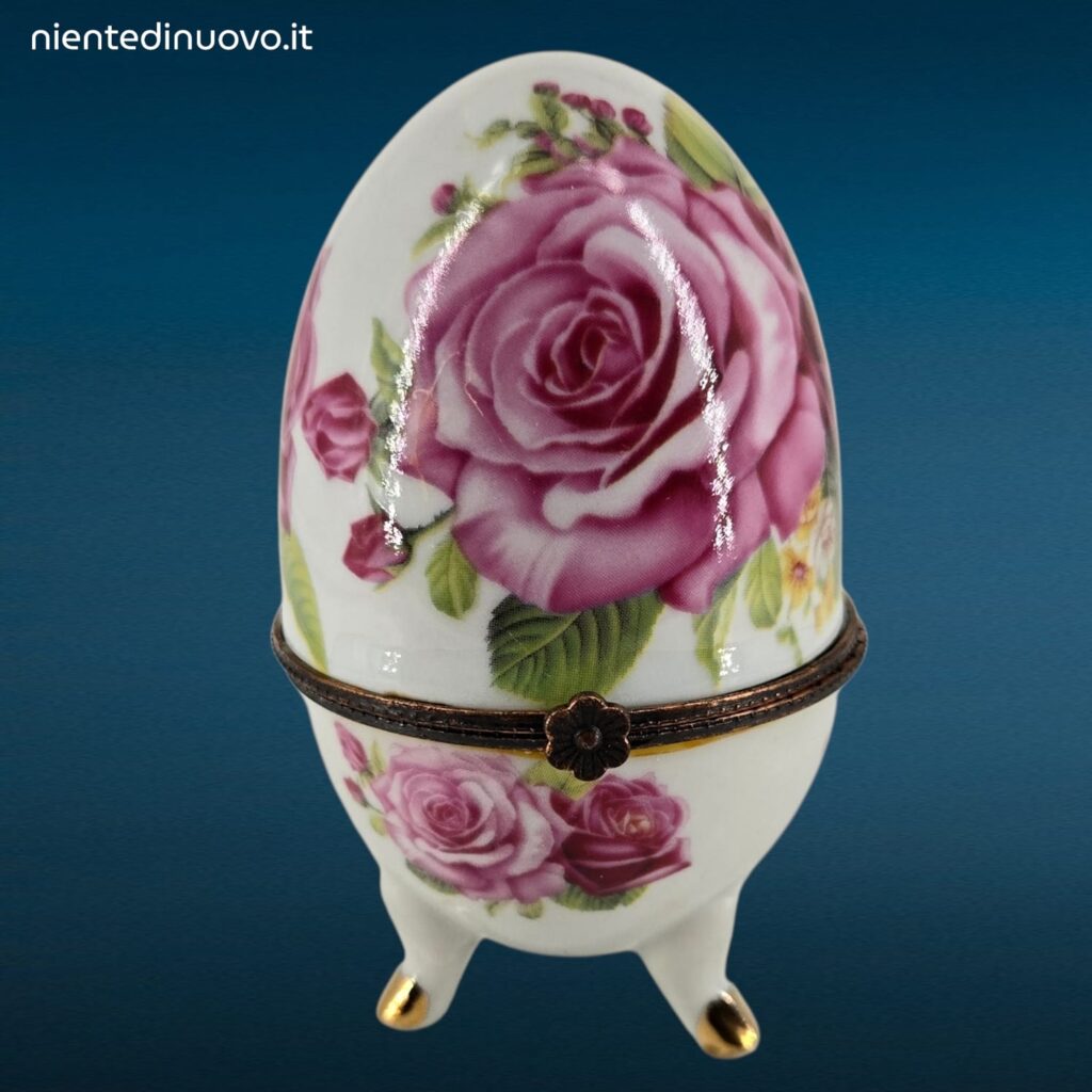 Assortimento di piccoli ovetti in porcellana decorati in stile Fabergè