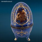 Assortimento di piccoli ovetti in porcellana decorati in stile Fabergè