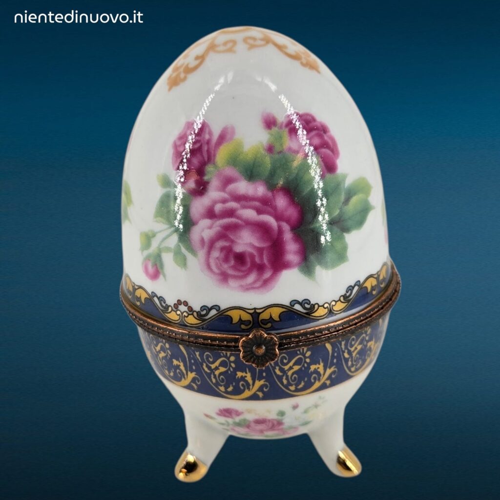 Assortimento di piccoli ovetti in porcellana decorati in stile Fabergè