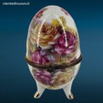 Assortimento di piccoli ovetti in porcellana decorati in stile Fabergè