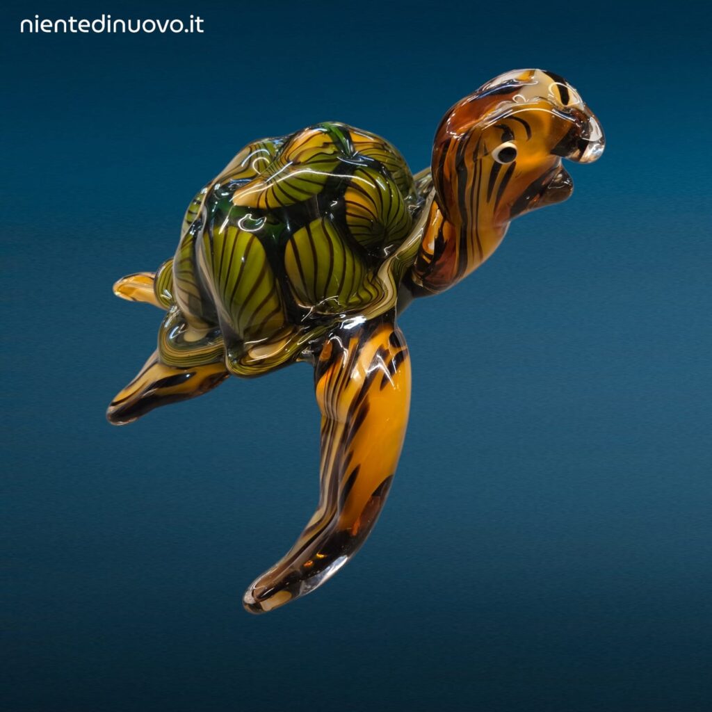 Scultura decorativa a forma di tartaruga realizzata in vetro con venature colorate